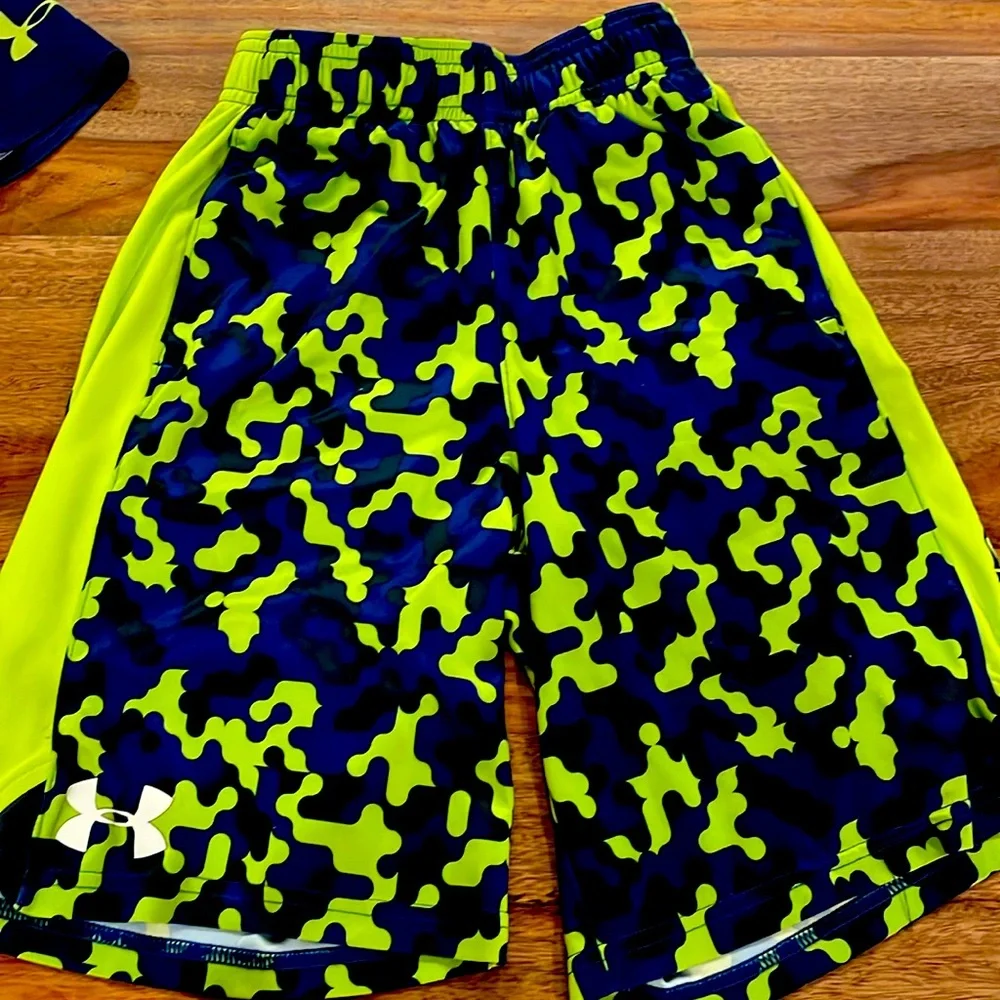 Boys Under Armour “Shark” Shirt & Short Set Size Youth Medium - Picture 3 of 4